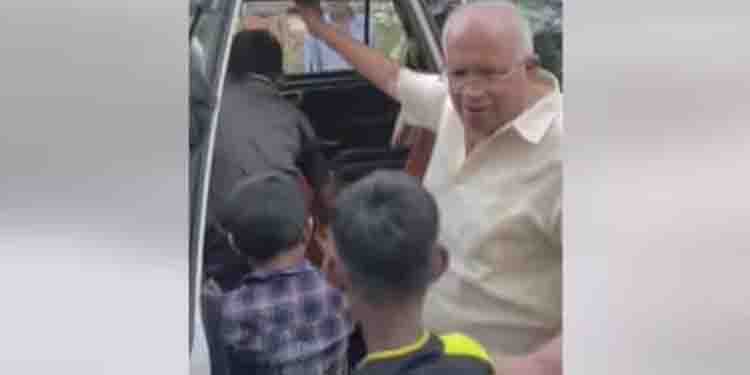 കൗതുകത്തോടെ മന്ത്രിയുടെ കാറിനരികെ കുട്ടികൾ, ചെറുസവാരിക്ക് കൂടെകൂട്ടി മന്ത്രി