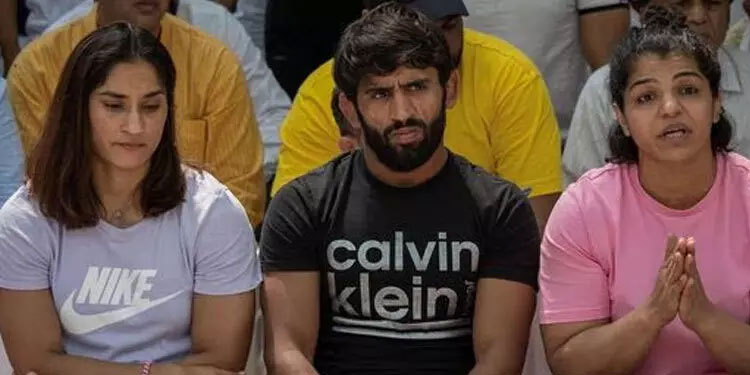 സമരത്തിൽനിന്ന് പിന്മാറിയിട്ടില്ലെന്ന് സാക്ഷി മാലികും ബജ്റംഗ് പുനിയയും; പ്രചരിക്കുന്നത് വ്യാജവാർത്ത