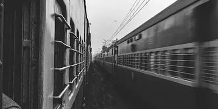 എ​സി കോ​ച്ചി​ല്‍ പു​ക; ഒ​ഡീ​ഷ​യി​ല്‍ ട്രെ​യി​ന്‍ നി​ര്‍​ത്തി യാ​ത്ര​ക്കാ​രെ പു​റ​ത്തി​റ​ക്കി