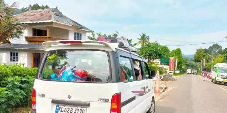 വിദ്യാർഥികളുമായി അനധികൃത സർവിസ്​; വാഹനം പിടികൂടി