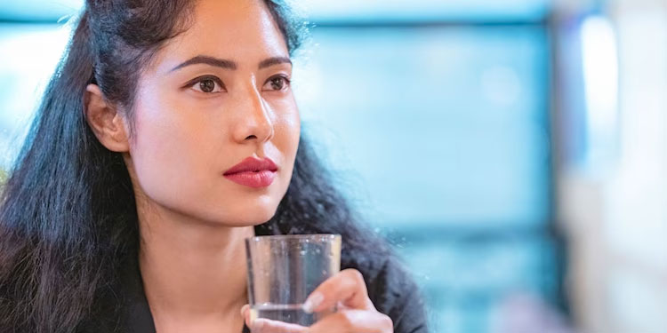 വെളളം കുടിക്കേണ്ടത് ഭക്ഷണത്തിനു മുന്‍പോ ശേഷമോ? വിദഗ്ധര്‍ പറയുന്നത്