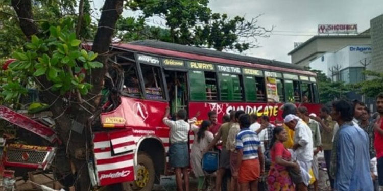 കോഴിക്കോട് നിയന്ത്രണം വിട്ട ബസ് മരത്തിലിടിച്ചു; 11 പേർക്ക് പരിക്ക്