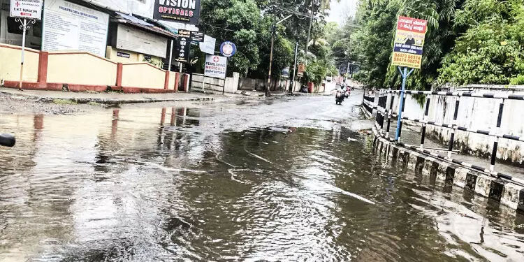 ഒരു മഴ പെയ്താൽ മതി, പാലക്കാട് നഗരം വെള്ളക്കെട്ടിൽ
