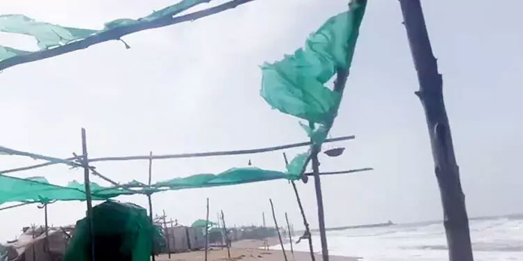 ബിപോർജോയ് ഗുജറാത്ത് തീരത്തേക്ക്; അതിജാഗ്രത; ഒരുലക്ഷം പേരെ മാറ്റിപ്പാർപ്പിച്ചു