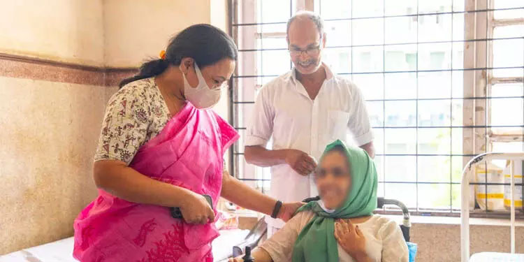 നട്ടെല്ലിലെ വളവ് പരിഹരിക്കുന്ന അതിനൂതനമായ ശസ്ത്രക്രിയ കഴിഞ്ഞ സിയ മെഹറിനെ വീണ ജോര്‍ജ് സന്ദര്‍ശിച്ചു
