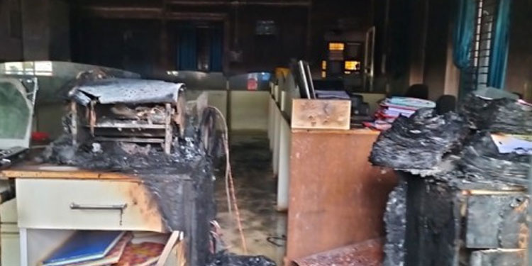 കീഴാറ്റൂരിൽ പഞ്ചായത്ത് ഓഫീസിന് തീയിട്ടു; അക്രമി അറസ്റ്റിൽ