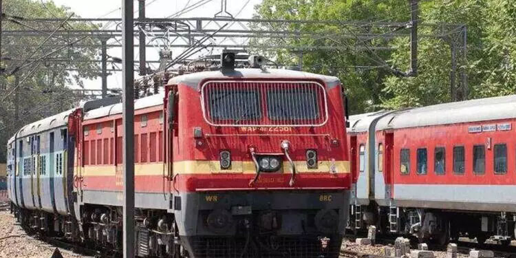 ലോകോ പൈലറ്റ് ഇറങ്ങിപ്പോയി; ട്രെയിൻ രണ്ടര മണിക്കൂർ വാളയാറിൽ നിർത്തിയിട്ടു