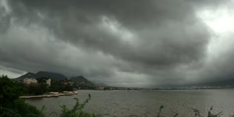 സംസ്ഥാനത്ത് ഇന്ന് പരക്കെ മഴയ്ക്ക് സാധ്യത, തീരദേശത്ത് ജാഗ്രത നിർദേശം; മത്സ്യബന്ധന വിലക്ക് തുടരുന്നു