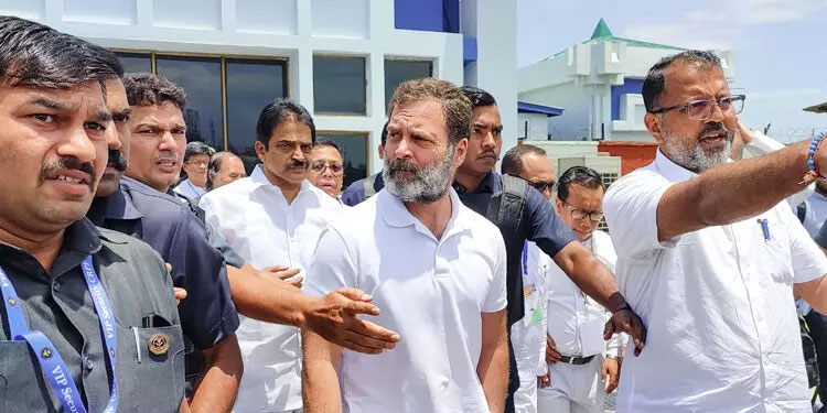 പൊലീസ് തടഞ്ഞു, പിന്നോട്ടില്ലെന്ന് രാഹുൽ; ഹെലികോപ്ടറിൽ ചുരാചന്ദ്പൂരിൽ