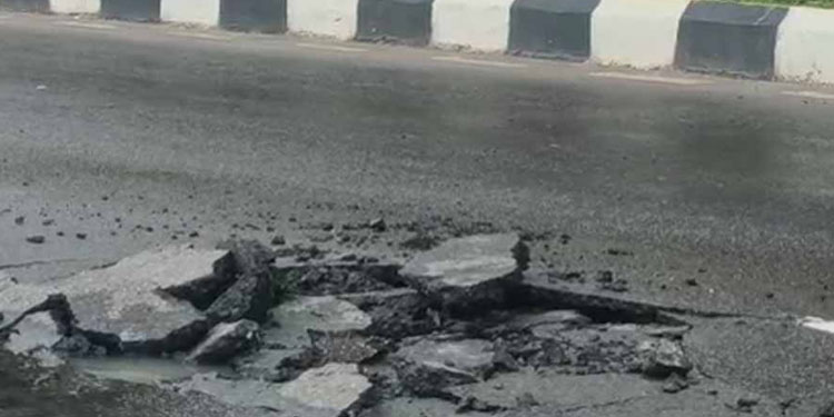 വടക്കഞ്ചേരിയിൽ സർവീസ് റോഡിന്റെ മധ്യഭാഗം പൊട്ടിത്തകർന്നു