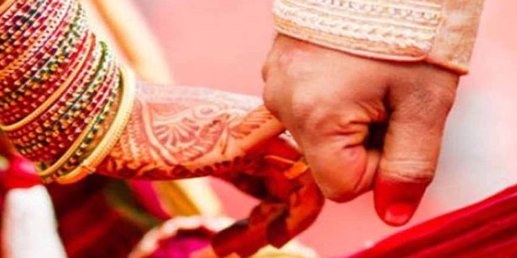 ചെര്പ്പുളശ്ശേരി ക്ഷേത്രത്തിലെ ബാലവിവാഹം ; മലബാര് ദേവസ്വം ക്ഷേത്രം ക്ലര്ക്കിനെ സസ്പെന്ഡ് ചെയ്തു