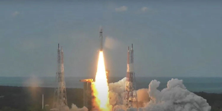 കുതിച്ചുയർന്ന് ചന്ദ്രയാൻ ; അഭിമാനം വാനോളം