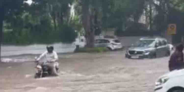 റോഡെല്ലാം തോടായി; കനത്ത മഴയില്‍ വെള്ളക്കെട്ടില്‍ മുങ്ങി ദില്ലി