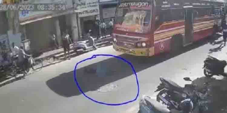 വാഹനാപകടത്തിലെ നഷ്ടപരിഹാരത്തേക്കുറിച്ച് തെറ്റിധാരണ, ബസിന് മുന്നില് ചാടിയ 45കാരിക്ക് ദാരുണാന്ത്യം