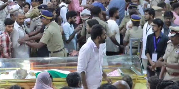 ഉമ്മന്‍ചാണ്ടിയുടെ മൃതദേഹം പള്ളിയിലെത്തിച്ചു; പൊതുദർശനം തുടരുന്നു