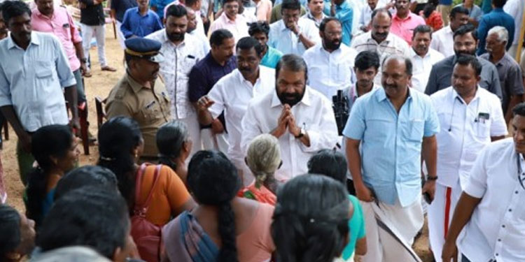 തകർന്ന ലയങ്ങളുടെ അറ്റകുറ്റപ്പണികൾ ഓണം കഴിഞ്ഞാലുടൻ; മന്ത്രിമാർ ബോണക്കാട് എസ്റ്റേറ്റ് സന്ദർശിച്ചു