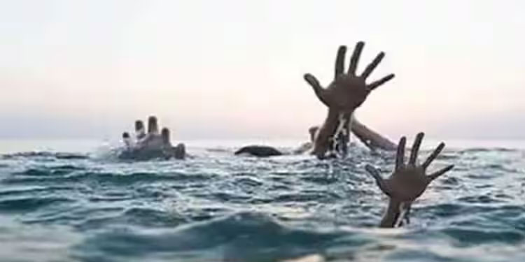 പാലം ഒടിഞ്ഞു വെള്ളത്തിൽ വീണു, ശക്തമായ ഒഴുക്കിലും മകളെ പിടിവിടാതെ അമ്മ; ഒടുവിൽ ഇരുവരും ജീവിതത്തിലേക്ക്