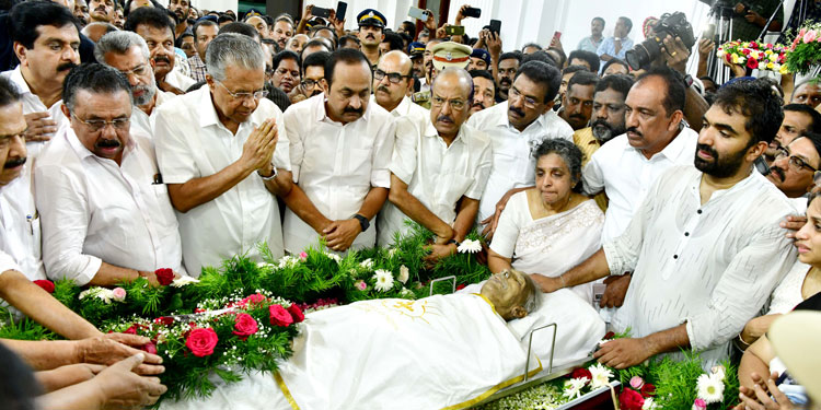 നിശ്ചലനായി നേതാവെത്തി, വിട നൽകി ആയിരങ്ങൾ