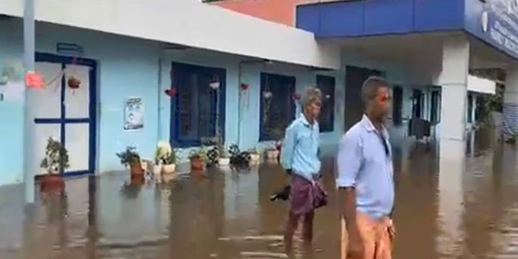 കോട്ടയം അയ്മനത്ത് ആശുപത്രിയില്‍ വെള്ളം കയറി