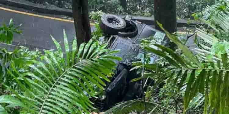‌താമരശ്ശേരി ചുരം എട്ടാം വളവിൽ ജീപ്പ് നിയന്ത്രണം വിട്ട് കുത്തനെ മറിഞ്ഞു