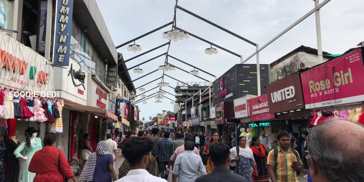 മിഠായി തെരുവിൽ ജിഎസ്ടി വകുപ്പിന്റെ റെയ്ഡ് ; ഉദ്യോഗസ്ഥരെ കച്ചവടക്കാർ പൂട്ടിയിട്ടു