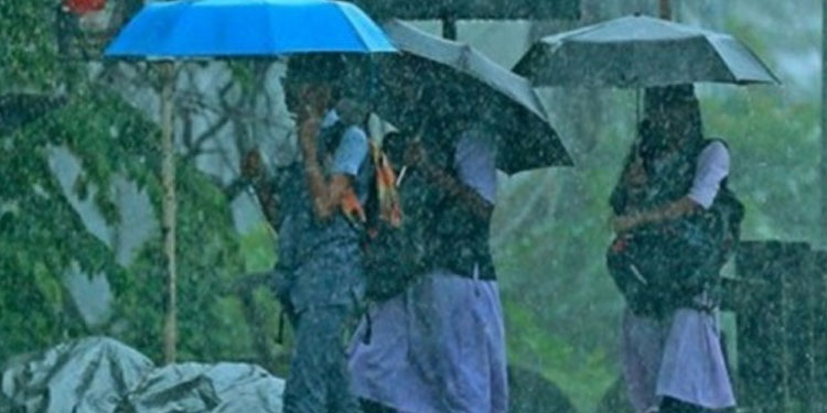 ഇന്നും അടുത്ത ദിവസങ്ങളിലും അതിതീവ്ര മഴ സാധ്യത; എറണാകുളം ഇടുക്കി, കണ്ണൂര്‍ ജില്ലകളില്‍ റെഡ് അലര്‍ട്ട്