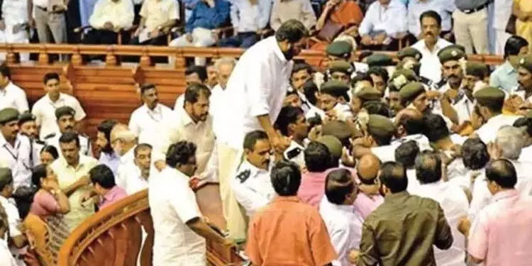 നിയമസഭാ കയ്യാങ്കളിക്കേസ്: തുടരന്വേഷണം ആവശ്യപ്പെട്ട് പോലീസ് കോടതിയിൽ, വിചാരണ വൈകിപ്പിക്കാനുള്ള തന്ത്രമെന്ന് വിമർശനം