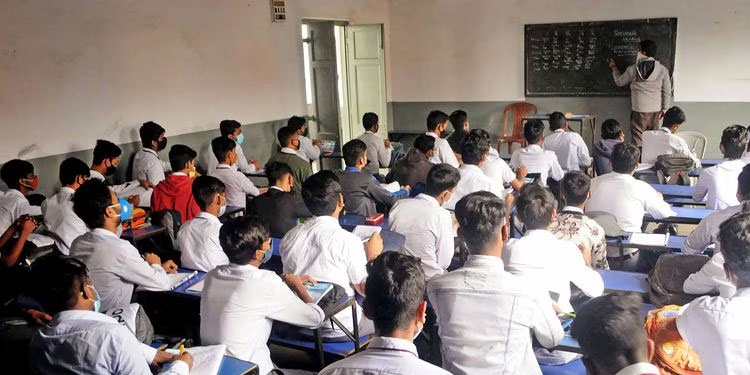 കനത്ത മഴ തുടരുന്നു; സംസ്ഥാനത്ത് എട്ട് ജില്ലകളിൽ ഇന്ന് പ്ലസ് വൺ ക്ലാസുകൾ തുടങ്ങും