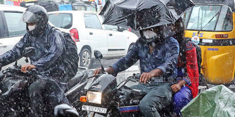 കനത്ത മഴ സാധ്യത: 6 ജില്ലകളിൽ അവധി, 12 ജില്ലകളിൽ ഓറഞ്ച് അലർട്ട്, ഡാമുകൾ തുറക്കുമെന്ന് മുന്നറിയിപ്പ്