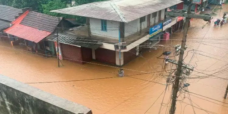 ചാമംപതാലിലേയും പുളിക്കൽ കവലയിലേയും വീടുകളിലും കടകളിലും വെള്ളം കയറി