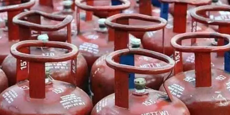 പാ​ച​ക സി​ലി​ണ്ട​റു​ക​ള്‍ക്ക് അ​മി​ത വി​ല ഈ​ടാ​ക്കി​യാ​ല്‍ ന​ട​പ​ടി