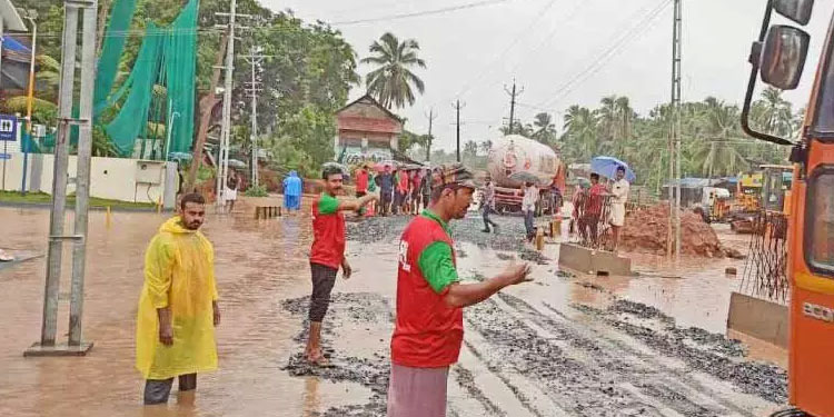 ദു​രി​ത​പ്പെ​യ്ത്ത്: മരങ്ങൾ കടപുഴകി, മലയോരത്ത് ഉരുൾപൊട്ടൽ ഭീതി; തീരത്ത് കടുത്ത കടൽക്ഷോഭം