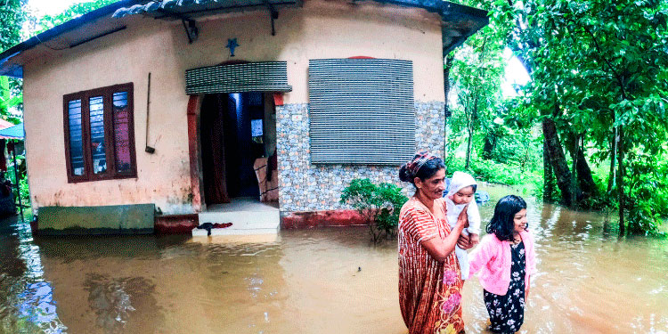 പ്രളയഭീതിയിൽ പത്തനംതിട്ട ജില്ല; 600 പേരെ മാറ്റിപ്പാര്‍പ്പിച്ചു, ഒരു മരണം