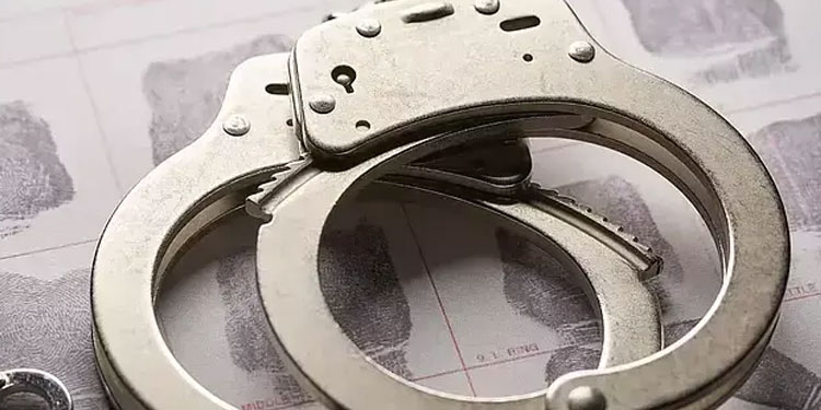 ദേശീയഗാനത്തിന് എഴുന്നേറ്റു നിൽക്കാത്തതിന് നടപടി