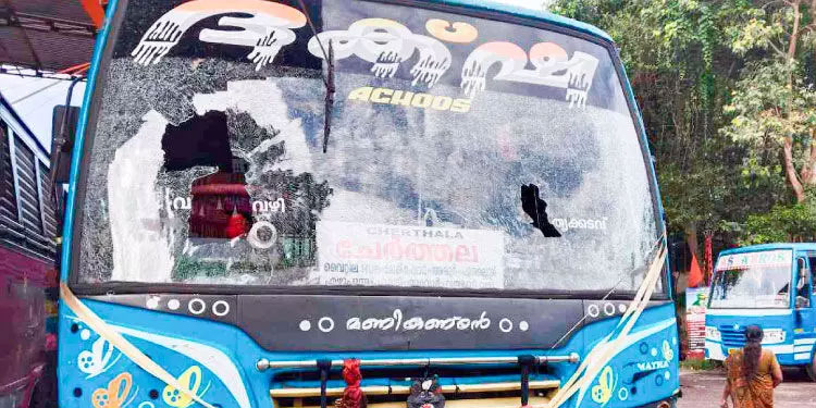 ബസ് തൊഴിലാളികളുടെ വാക് തർക്കം: ചേർത്തലയിൽ ആറ് സ്വകാര്യ ബസുകൾ തല്ലിത്തകര്‍ത്തു