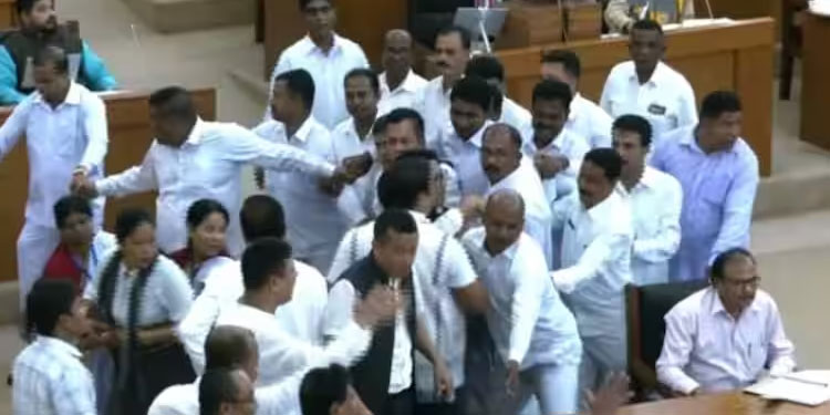 ത്രിപുര നിയമസഭയിൽ കയ്യാങ്കളി: ബജറ്റ് സമ്മേളനത്തിനിടെ പ്രതിപക്ഷവും ഭരണപക്ഷവും ഏറ്റുമുട്ടി