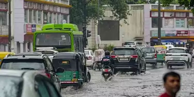 കനത്ത മഴ; ഡൽഹിയിൽ ഉദ്യോഗസ്ഥരുടെ ഞായറാഴ്ച അവധി റദ്ദാക്കി; മഴക്കെടുതി വിലയിരുത്താൻ മന്ത്രിമാർക്ക് പ്രത്യേക ചുമതല