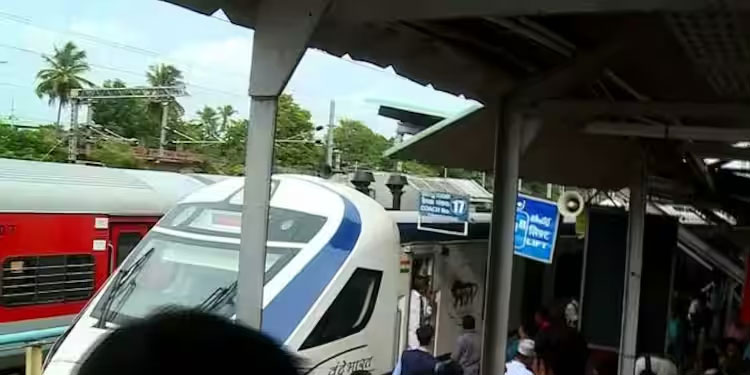 എഞ്ചിൻ പ്രവർത്തിച്ചില്ല, വഴിയിൽ കുടുങ്ങി വന്ദേ ഭാരത് എക്സ്‌പ്രസ്; കണ്ണൂരിൽ ഒരു മണിക്കൂറിലേറെ പിടിച്ചിട്ടു