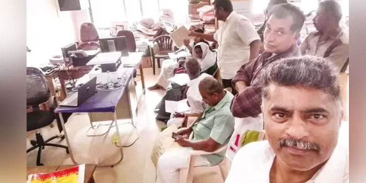 അ​ട്ട​പ്പാ​ടി​യി​ൽ വി​ല്ലേ​ജ് ഓ​ഫി​സു​ക​ളി​ൽ ആ​ളി​ല്ലാ​ക്ക​സേ​ര​ക​ൾ; ഗ​തി​കെ​ട്ട് ജ​നം