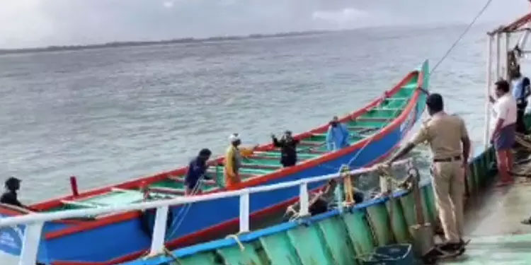 ക​ട​ലി​ൽ കു​ടു​ങ്ങി​യ വ​ള്ള​വും: 41 മ​ത്സ്യ​ത്തൊ​ഴി​ലാ​ളി​ക​ളെ​യും ര​ക്ഷ​പ്പെ​ടു​ത്തി