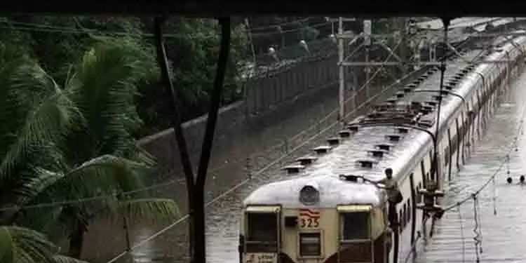 ഉത്തരേന്ത്യയിൽ ദുരിതപെയ്ത്ത്; ട്രാക്കുകളിൽ വെള്ളക്കെട്ട്; 700 ട്രെയിനുകൾ റദ്ദാക്കി