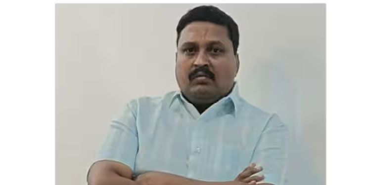 എടിഎമ്മുകളില്‍ പണമെടുക്കാന്‍ അറിയാത്തവര്‍ക്ക് സ്ഥിരം സഹായി, കാര്യമറിയുക പിറ്റേ ദിവസം മാത്രം; യുവാവ് പിടിയില്‍