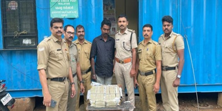 വാളയാറിൽ രേഖകളില്ലാതെ കടത്തിയ 40.7 ലക്ഷവുമായി ഒരാൾ പിടിയിൽ