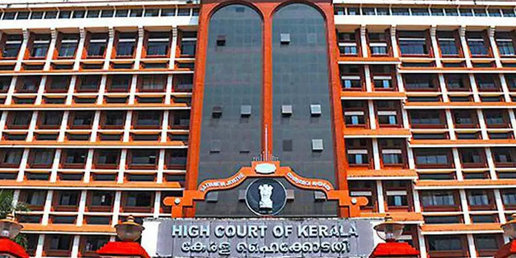 അപകടത്തിൽപ്പെടുന്നവരെ സഹായിക്കുന്നവർക്കെതിരെ കേസെടുക്കുന്ന പ്രവണത ശരിയല്ല- ഹൈകോടതി