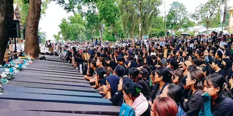 സ്ത്രീകളെ നഗ്നരാക്കി നടത്തിച്ച സംഭവത്തിന് പിന്നാലെ പൊലീസ് ഗ്രാമത്തിലെത്തി; എല്ലാം ശാന്തമെന്ന് വിലയിരുത്തി മടങ്ങി
