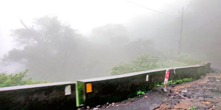 കൊട്ടിയൂർ -വയനാട് ചുരം പാതയിൽ ദുരിതയാത്ര
