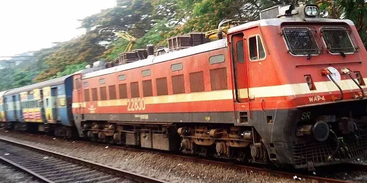 വേണാടിന്റെ വൈകിയോട്ടം: വലക്കുന്നുവെന്ന് യാത്രക്കാർ