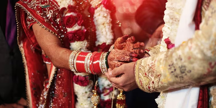 എല്ലാദിവസവും രാത്രി ഗ്രാമത്തിലെ വൈദ്യുതി ബന്ധം വിച്ഛേദിച്ച് പെൺകുട്ടി; പരിഹാരമായത് വിവാഹം