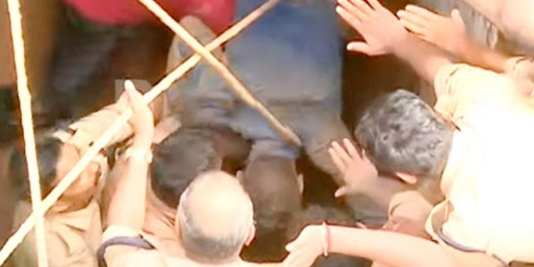 കൊല്ലത്ത് കിണർ ഇടിഞ്ഞ് കുടുങ്ങിയ തൊഴിലാളിയെ പുറത്തെടുത്തു
