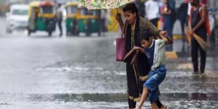 സംസ്ഥാനത്ത് മഴ കനക്കുന്നു: നാല് ജില്ലകളിൽ ഓറഞ്ച് അലർട്ട്